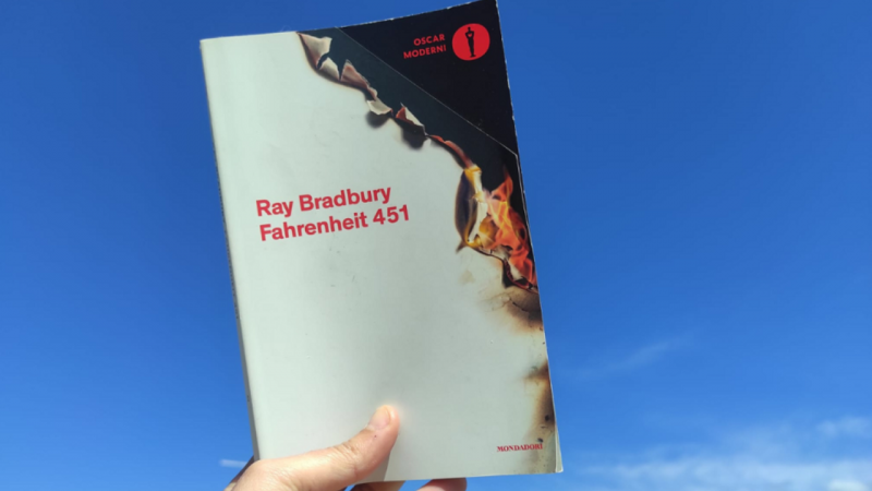 “Fahrenheit 451” di Ray Bradbury