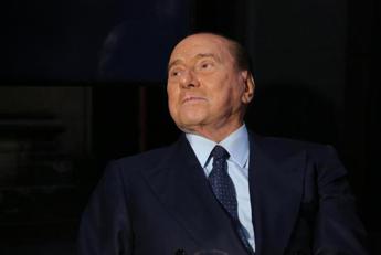 Berlusconi, quarta notte in ospedale. Zangrillo: “Risponde bene a cure”