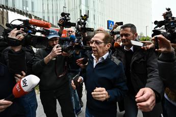 Berlusconi ricoverato, il fratello Paolo in visita: “Tutto bene”