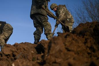 “Chiusi in buchi nel terreno”: così i comandanti russi puniscono i soldati ribelli