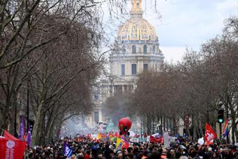 Francia, centinaia di migliaia in piazza contro riforma pensioni: 13 aprile nuova mobilitazione