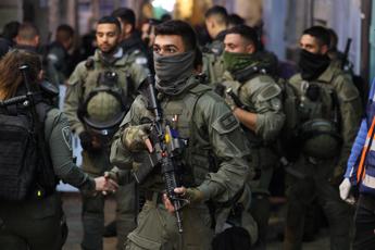 Gerusalemme, auto cerca di travolgere folla: nessuna vittima
