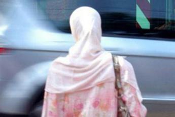 Iran, 2 donne aggredite e arrestate perché non indossavano l’hijab – Video