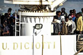 Migranti, barca in difficoltà: 400 persone a bordo