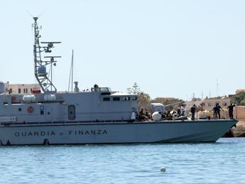 Migranti, continua a svuotarsi hotspot di Lampedusa