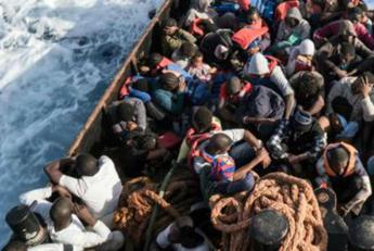Migranti, peschereccio tenta furto motore barchino: “Bimba annega”