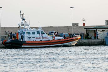 Migranti, sbarchi a raffica a Lampedusa: sull’isola altri 2 cadaveri