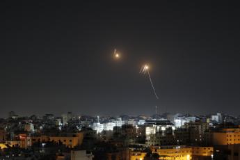 Mo, bombardamenti Israele in Libano e Gaza: colpiti siti Hamas