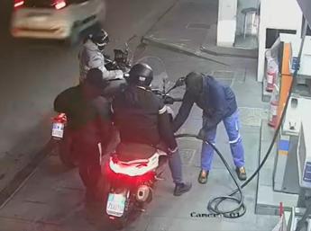 Napoli, provano a rubargli lo scooter e gli sparano – Video