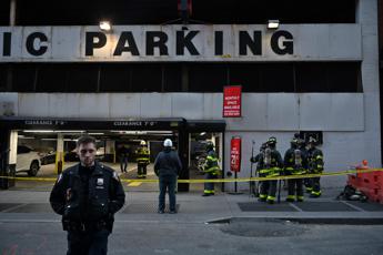 New York, crolla garage di 4 piani: un morto e 5 feriti