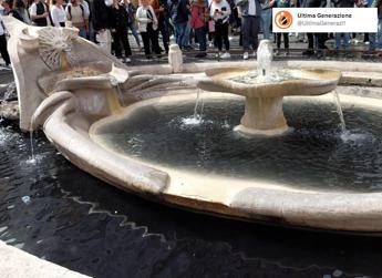Roma, blitz di Ultima Generazione: “Tinta di nero acqua fontana Piazza Spagna” – Video
