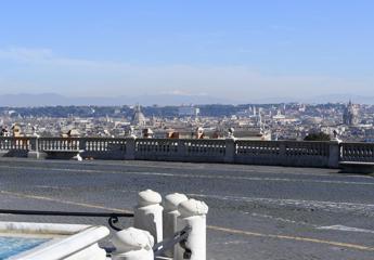 Roma, guida turistica precipita da piazzale del Gianicolo: grave