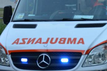 Sassari, camion nettezza urbana contro due auto: morto 65enne
