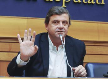 Terzo Polo, Calenda ai suoi: “Ora silenzio stampa, da Iv spettacolo indecoroso”