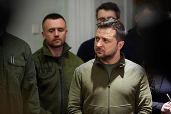 Ucraina, Zelensky gira armato: “Se catturato dai russi so sparare”