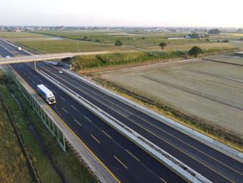 A14, Autostrade per l’Italia: corteo di auto festeggia riapertura tre corsie dopo intense lavorazioni notturne della task force del gruppo