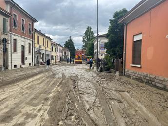 Alluvione Emilia Romagna, Ultima Generazione a La Russa: “Noi qui a spalare”