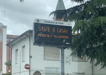 Alluvione Emilia Romagna, a Forlì cartelli luminosi: “State a casa!”