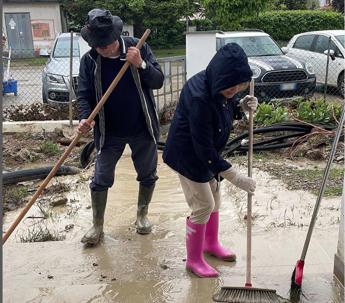 Alluvione Emilia Romagna, i genitori di Laura Pausini puliscono strada Solarolo
