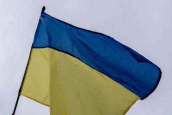 Delegato russo strappa la bandiera ucraina: rissa al vertice di Ankara – Video