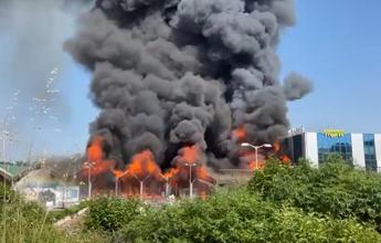 Desenzano del Garda, incendio devasta commerciale ‘Le Vele’ – Video