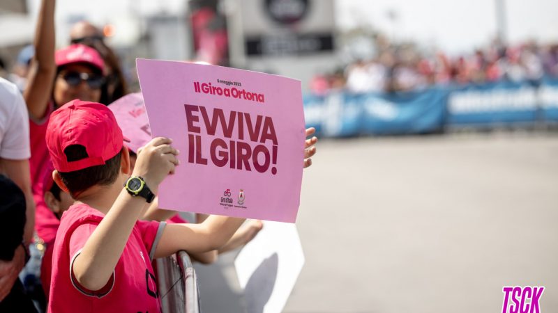 È iniziato il Giro d’Italia 2023, Evenepoel prima maglia rosa