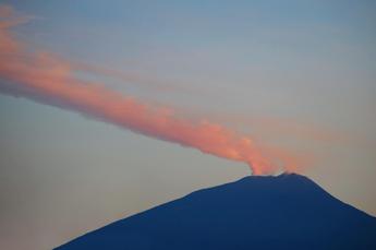 Etna, attività esplosiva dal cratere e sciame sismico