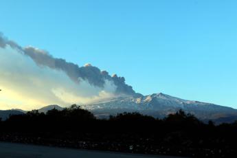 Etna in eruzione, cenere sulle piste: stop voli aeroporto Catania