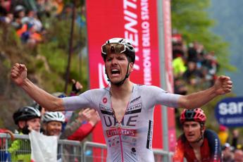 Giro d’Italia 2023, Almeida vince 16a tappa e Thomas torna maglia rosa