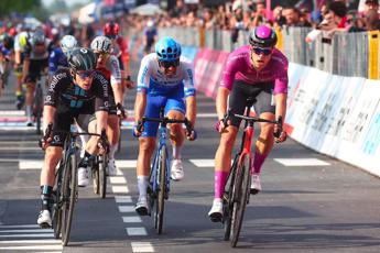 Giro d’Italia 2023, Dainese vince 17a tappa al fotofinish