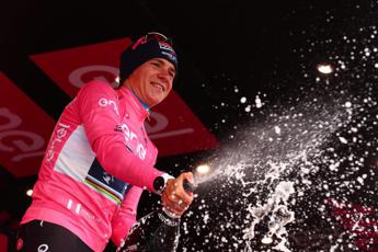 Giro d’Italia 2023, Evenepoel vince la crono e torna maglia rosa