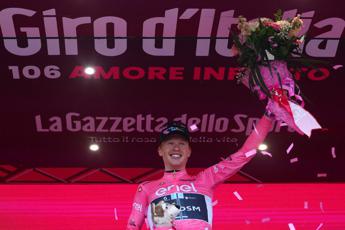 Giro d’Italia 2023, Leknessund nuova maglia rosa