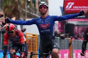 Giro d’Italia 2023, volata tra le cadute: Groves vince quinta tappa