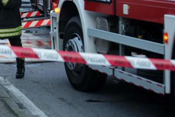 Incendio sulla Pontina, fiamme distruggono furgone e auto a Castel Romano