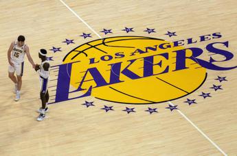 Lakers dominano i Warriors grazie a super Davis e volano sul 2-1