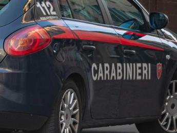 Livorno, carabiniere sferra calcio in faccia a uomo in arresto: il video choc