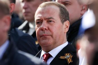 Medvedev: “Gb conduce guerra di fatto, suoi funzionari obiettivi legittimi”