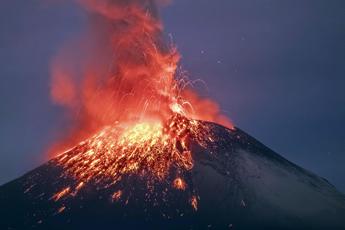 Messico, eruzione vulcano Popocatepetl: ceneri bloccano centinaia di voli