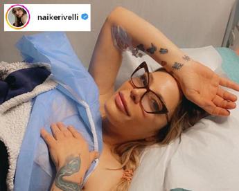 Naike Rivelli, la foto in ospedale dopo l’operazione al seno: “Tanto dolore, ma sono viva”