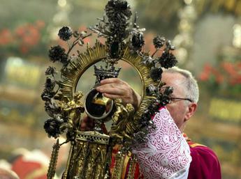 Napoli, si è sciolto il sangue di San Gennaro: è il ‘miracolo di maggio’
