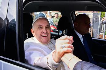 Papa Francesco alla Cei, battuta sulla salute: “Non è tempo di onoranze funebri”