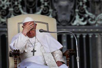 Papa Francesco salta le udienze: “Ha uno stato febbrile”