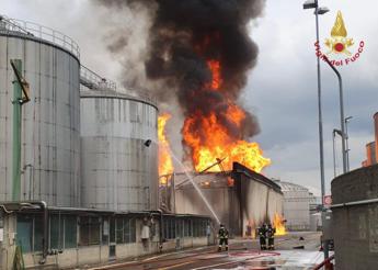 Ravenna, incendio in distilleria a Faenza: in fiamme 15 silos