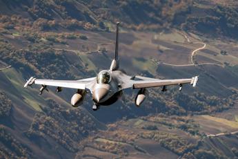 Ucraina, Usa su invio F16: “Servono per respingere Russia”