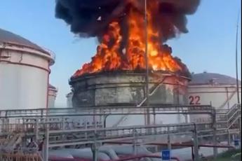 Ucraina, in fiamme serbatoio petrolio russo vicino a confine Crimea – Video