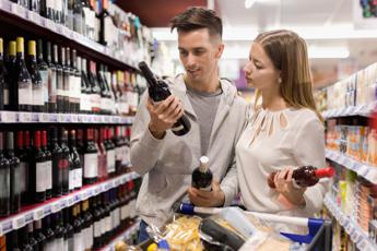 Vino, in Irlanda è legge l’alert sanitario in etichetta sugli alcolici