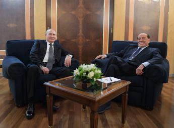 Berlusconi, Putin chiede minuto silenzio: “Ha fatto molto per relazioni Russia-Nato”