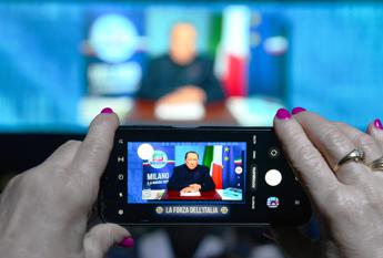Berlusconi, la sua morte ferma l’Italia: sulla stampa estera rimbalzano polemiche interne