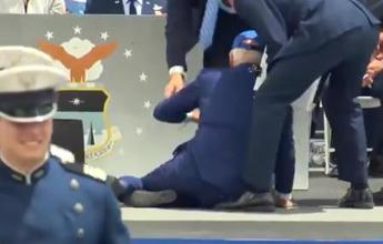 Biden, caduta durante cerimonia Air Force – Video