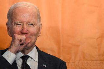 Biden troppo ‘vecchio’? Polemiche su età presidente dopo caduta in Colorado
